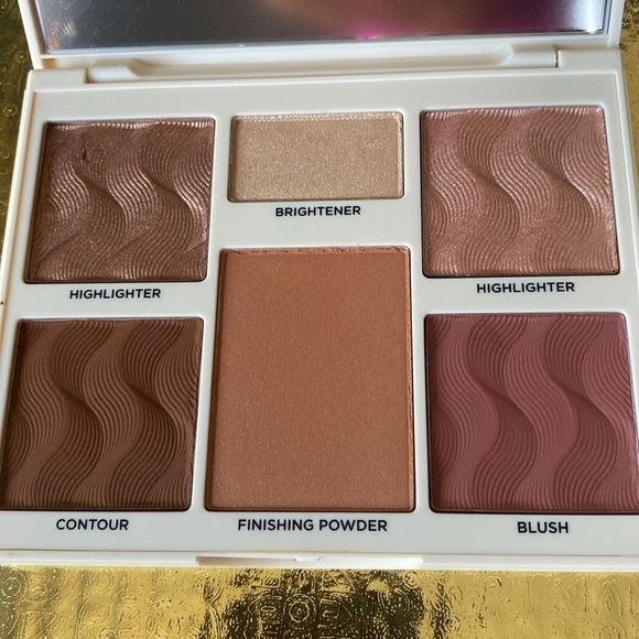 COVER FX Brown and Cream Blush Palette - Picture 5 of 7